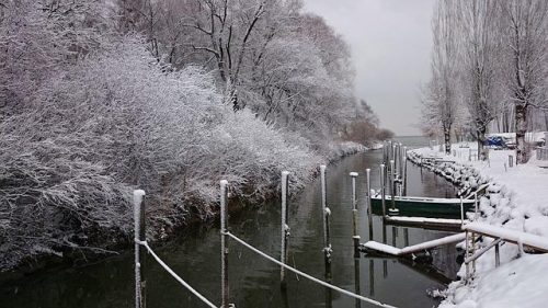 Segeln im Winter_verschneiter leerstehender Hafen