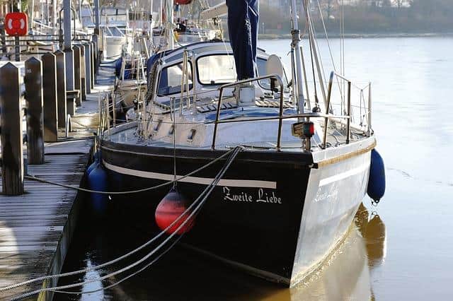 Segeln im Winter_Boot im Hafen