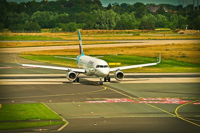 Flugzeug fliegt über die Kuppel des Berliner KapiKapitols